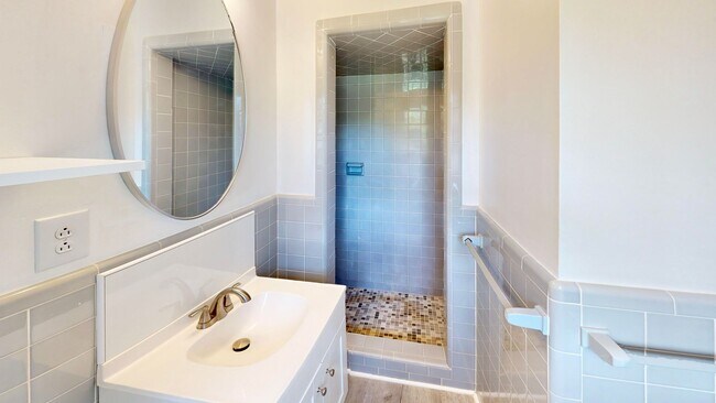 Building Photo - 6821 View Way Dr