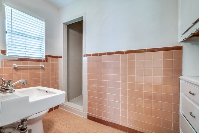 Building Photo - Airy and Light 3/2 in Established Dallas Neighborhood For Rent!