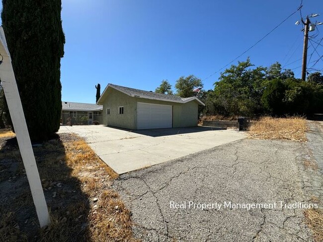 Building Photo - Rare Opportunity in Lake Hughes