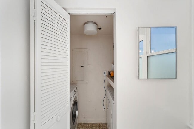 Building Photo - Seagle Building 7C