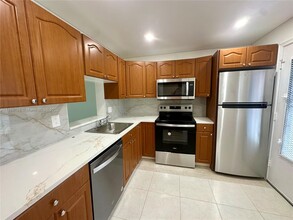 Building Photo - 301 NE 14th Ave