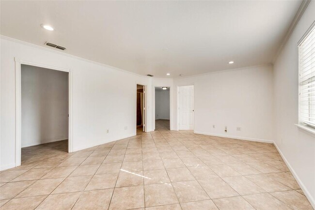 Building Photo - 633 Rose Garden Dr