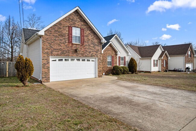 Building Photo - Pet Friendly, Bonus Room and Fenced Backyard!