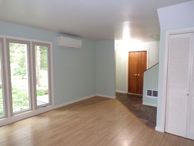 Building Photo - Unique 2 Bed 2.5 Bath Country Home!