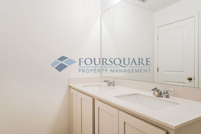 Building Photo - Stylish End-Unit Townhome with Patio & One Car Garage  – Crescent Mills, Clayton