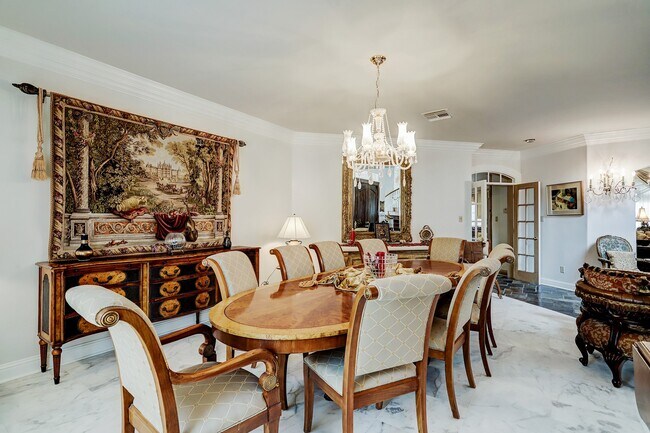 Building Photo - 13703 Lakeshore Way Cove