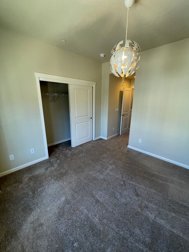 Building Photo - Bethany Townhouse