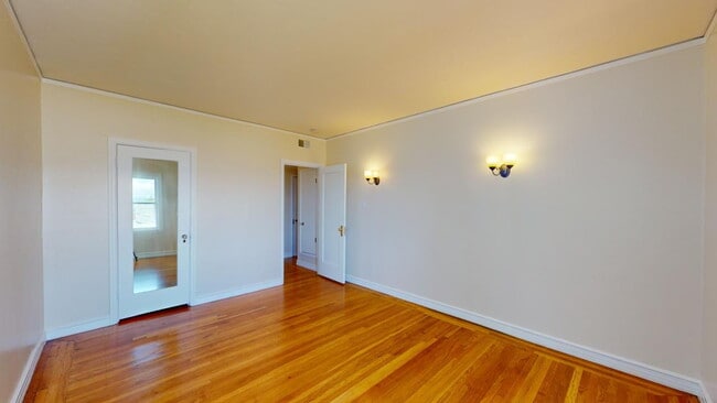 Building Photo - San Francisco Living at Its Finest
