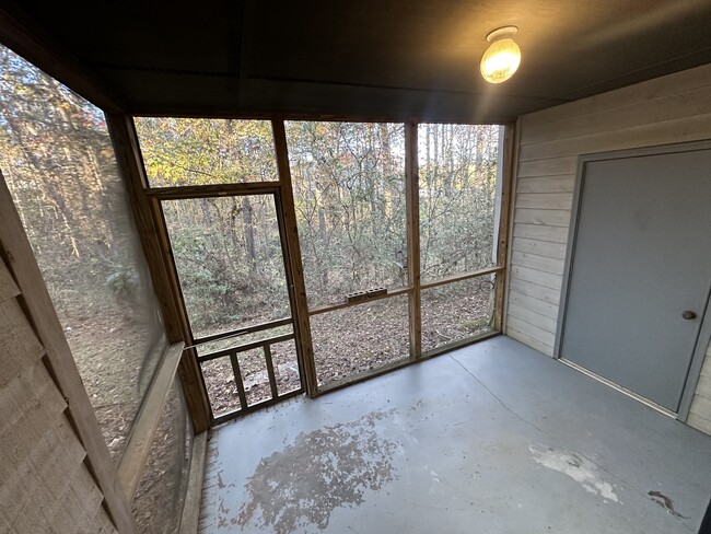 Enclosed balcony with large storage space - 245 Willow Ct