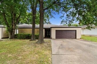 Building Photo - 6518/6520 E 90th St Duplex