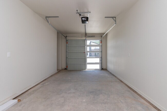 Two Story (3 bed/3.5 bath/1 car garage) - 406 38th St