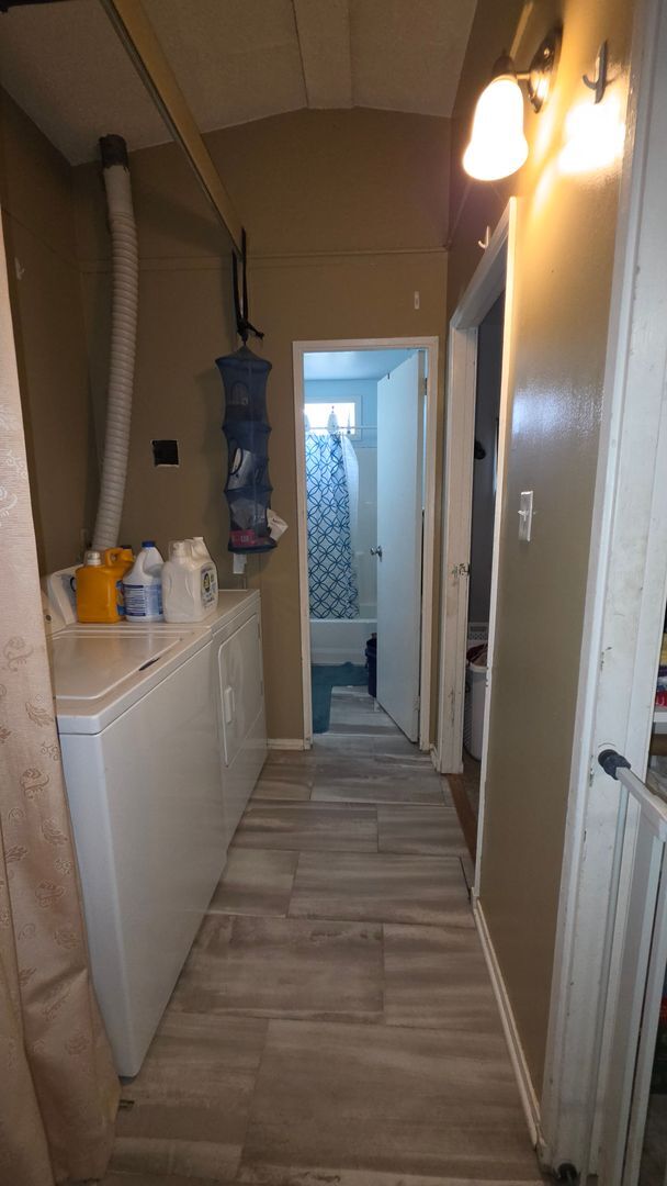 Building Photo - 1418 Hollycrest Dr