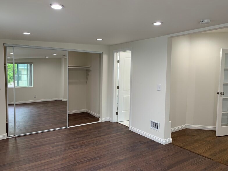 Building Photo - 729 Glenmore Blvd