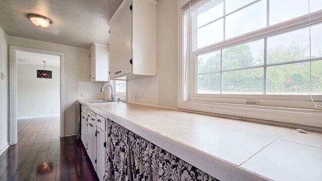 Building Photo - 1022 Sunset Way