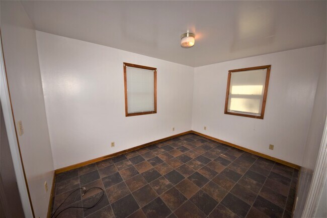 Building Photo - 2 bedroom HOUSE For RENT