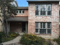 Building Photo - Big 3/2 Townhome Close to Downtown