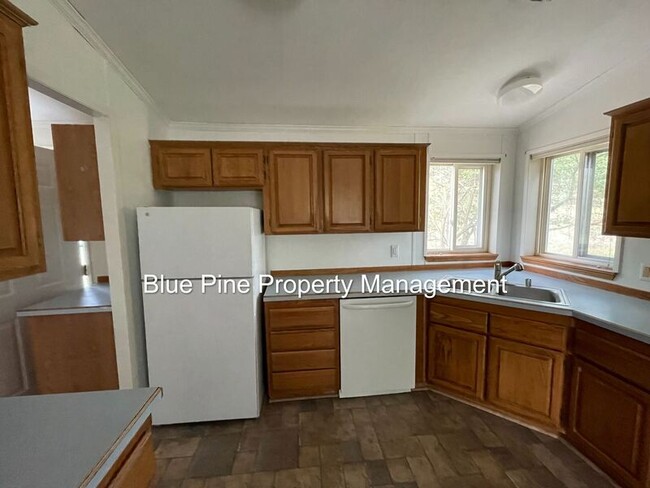 Building Photo - 587 W 10 S