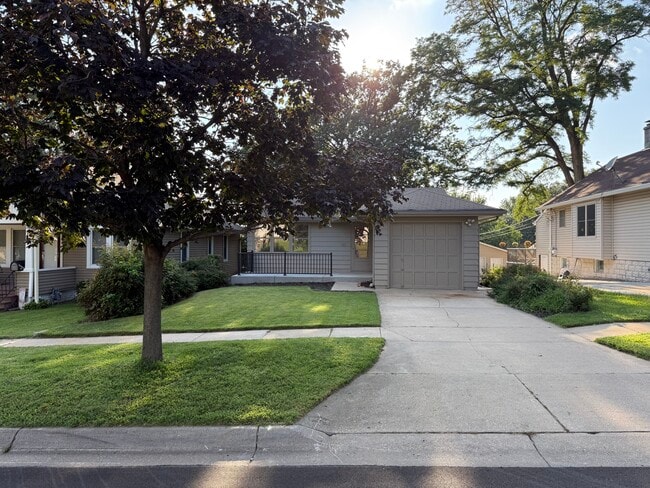 Primary Photo - 2020 N 61st St