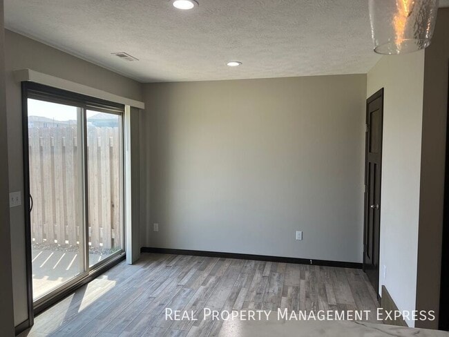 Building Photo - Beautiful 3 Bedroom 1.5 Bathroom Townhome!