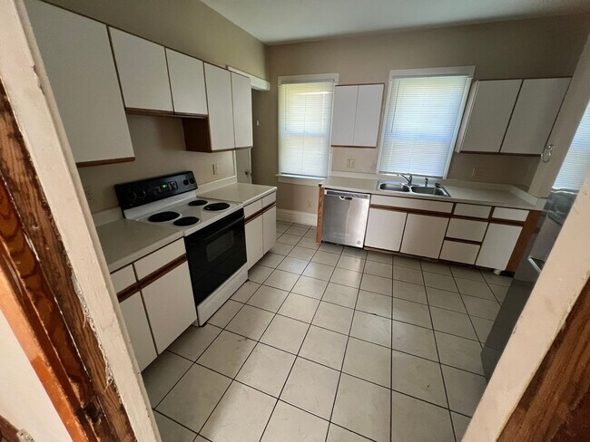 Building Photo - Large 4 bedroom house east of campus for A...