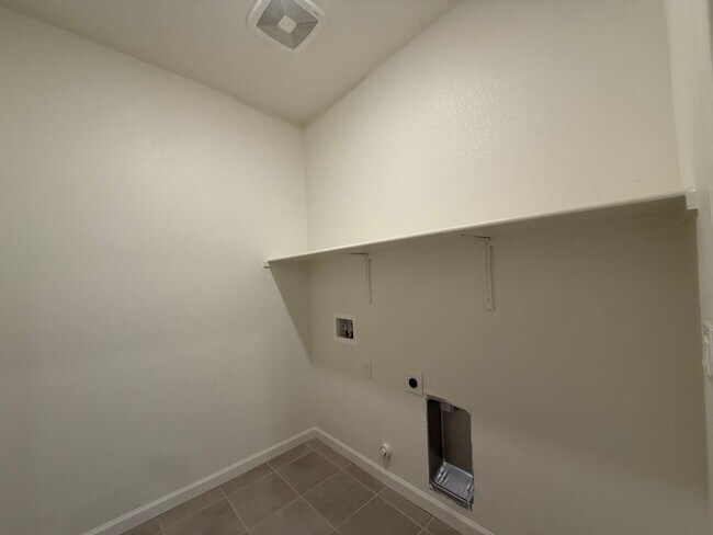 Building Photo - 3 bedroom, 2 bathroom home located in the vibrant community of Madera, CA
