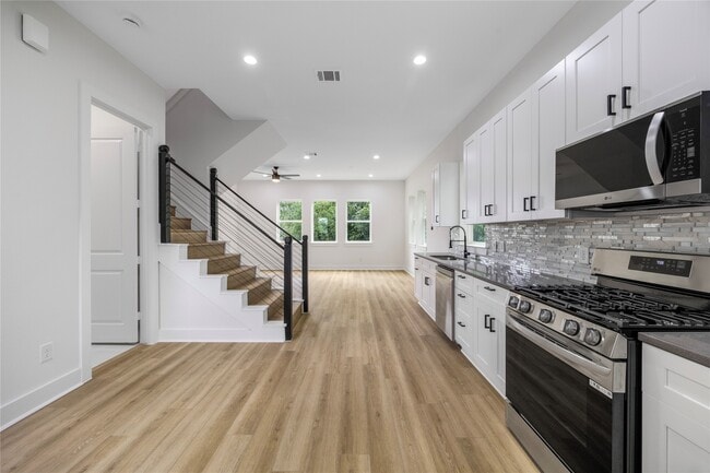 Primary Photo - 891 Lucky St