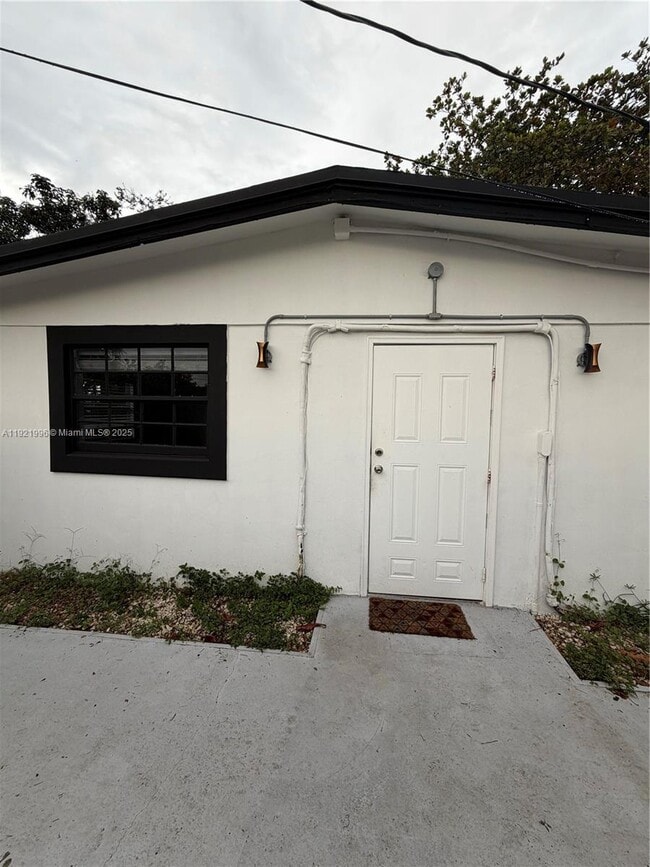 Building Photo - 830 SW 6th St