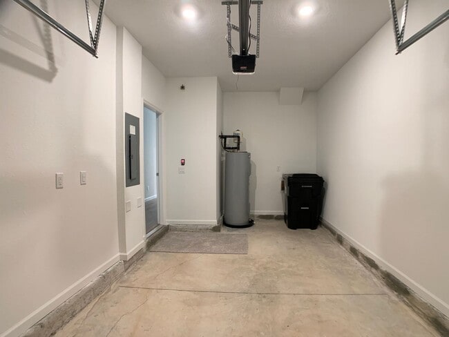 Building Photo - 697 Holly Lks Dr