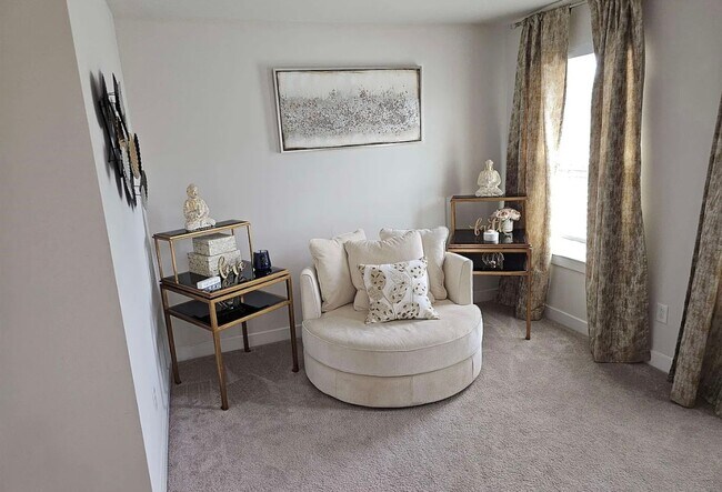 Building Photo - 3700 SF 4/4 Available Now!