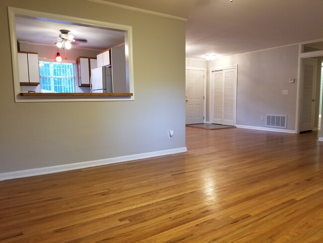 Family room to kitchen - 921 Brookview Cir