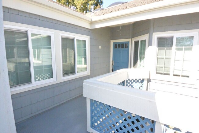 Building Photo - Beautiful Remodeled 2 Bed 2.5 Bath Condo in Pacific Ranch