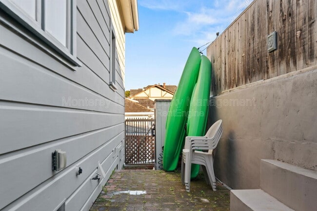 Building Photo - 525 Laurel Ave