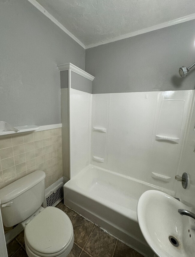 Building Photo - 1201 E Fox St