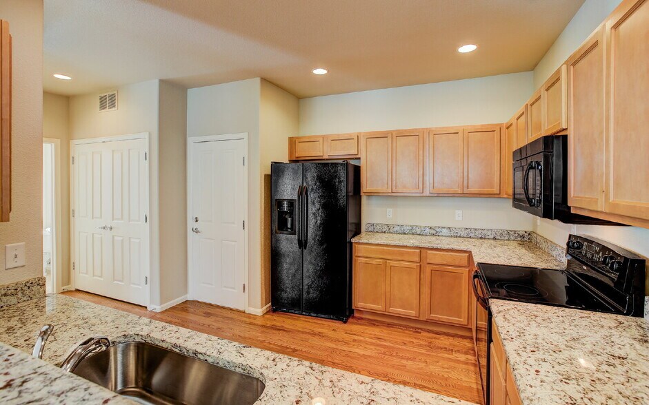 Building Photo - Granite Kitchen, Central AC, Oversized Gar...