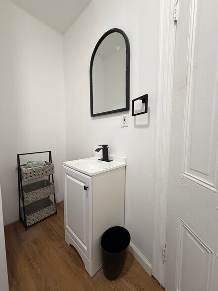 Full bathroom (angle 2) - 1641 Edgley St