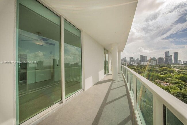 Building Photo - 2525 SW 3rd Ave