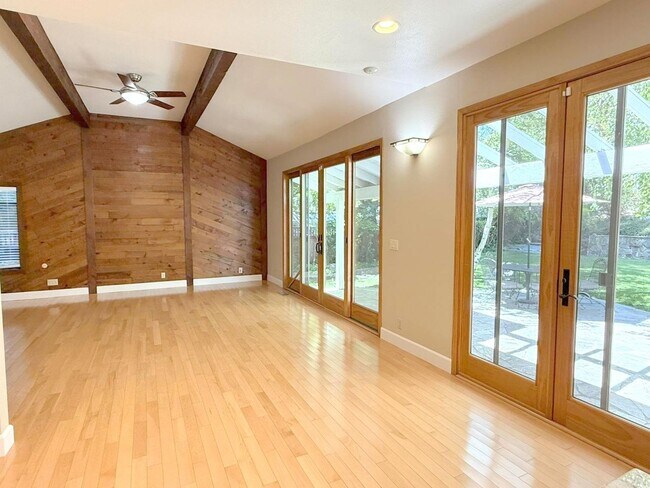 Building Photo - NEW PRICE ! Sprawling ranch home located i...