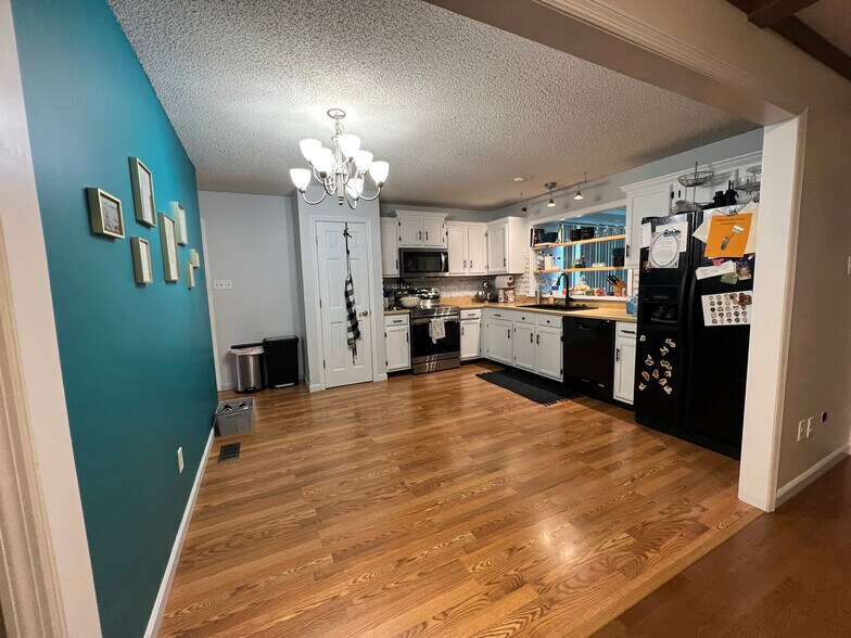 Kitchen - 1611 Treetop Dr