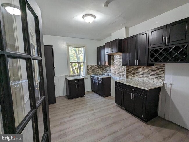 Building Photo - 327 W Race St