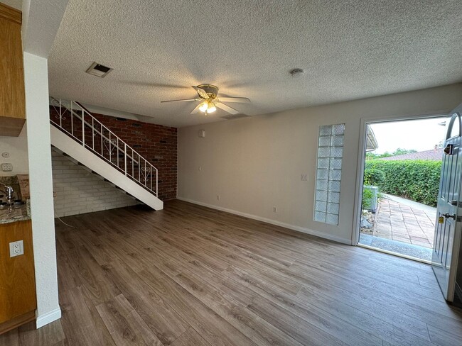 Building Photo - Charming 2-Bedroom, 1-Bathroom Condo in La...