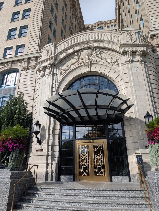 Building Photo - 2300 N Lincoln Park W