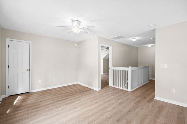 Building Photo - 571 Riverward Dr