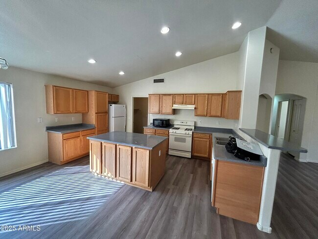 Building Photo - 10857 E Wier Ave
