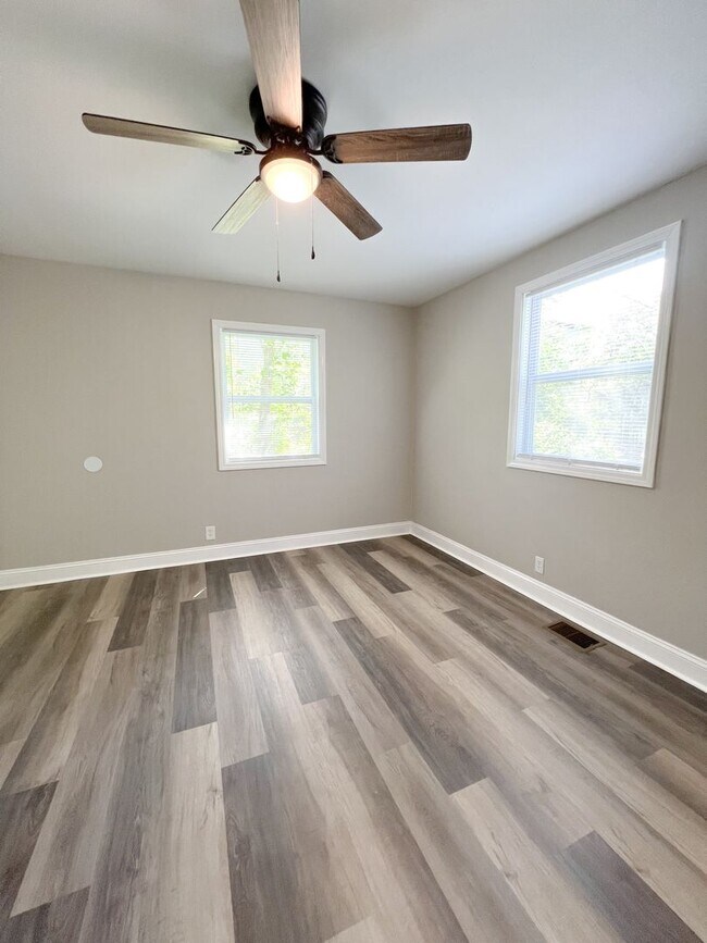 Building Photo - Completely Remodeled Home in Clarksville, TN – Just Off Madison Street!