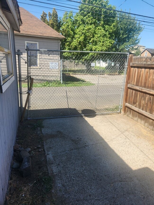 Building Photo - E. Walnut 2br 1 ba w/d hookup