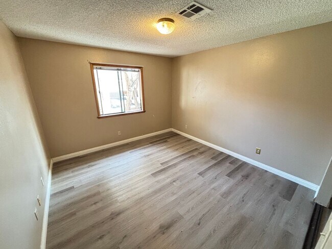 Building Photo - Gorgeous condo is a spacious 2Bed/2Bath un...