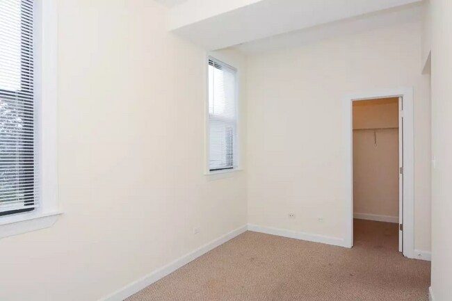 Building Photo - 4712 N Sheridan Rd