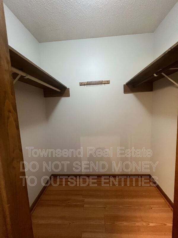 Building Photo - 6149 Lakeway Dr