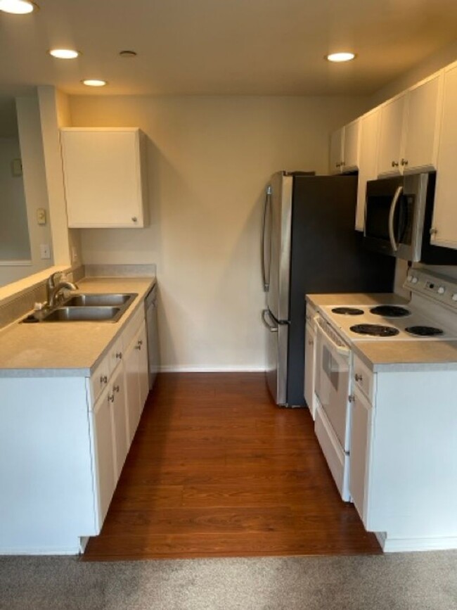 Building Photo - Warm and Cozy 2 bedroom Condo for Rent in ...