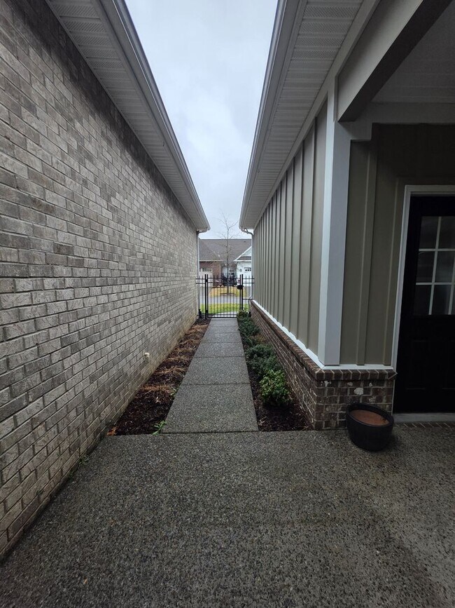 Building Photo - Hendersonville one level villa community amenities included